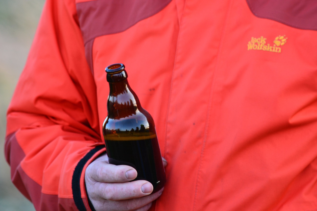 Ciclista ubriaco si schianta contro un altro ciclista .