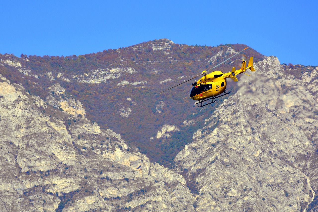 Scontro tra auto e bici , grave il ciclista .