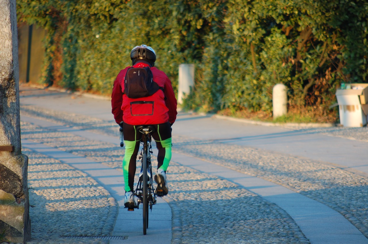 Ciclista massacrato di botte da un gruppo di ragazzi.