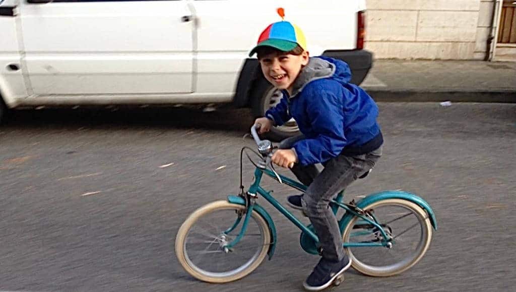 Aeroplani , giraffe e qualche bicicletta.