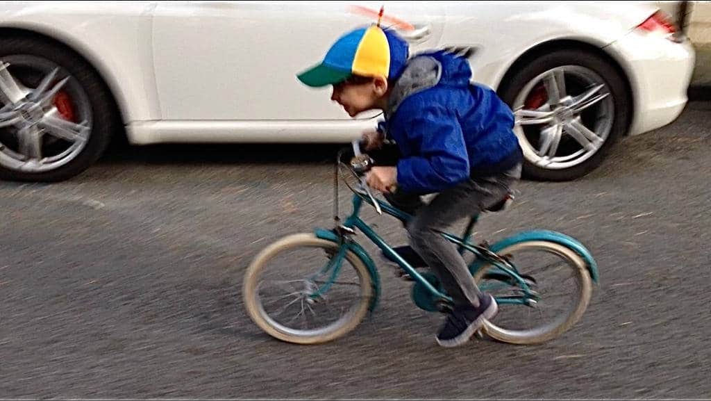 Aeroplani , giraffe e qualche bicicletta.