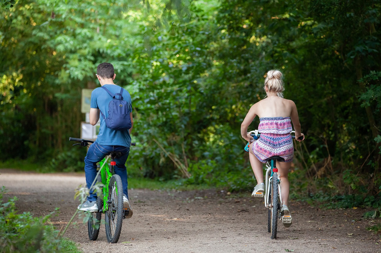 Guida senza patente e investe una donna in bicicletta.