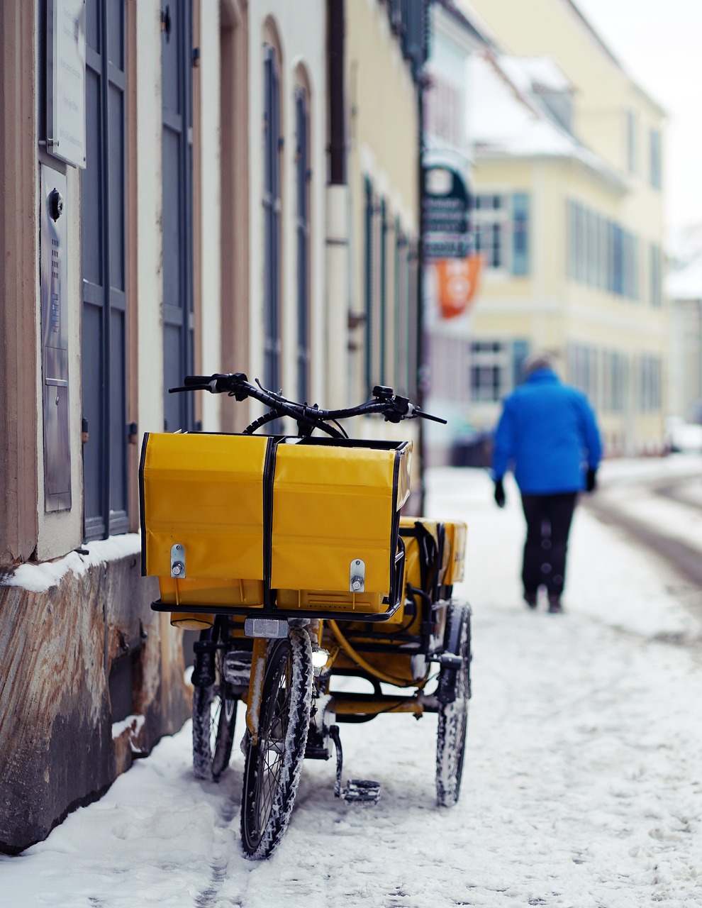 Bici cargo e scooter elettrici per consegnare la posta.
