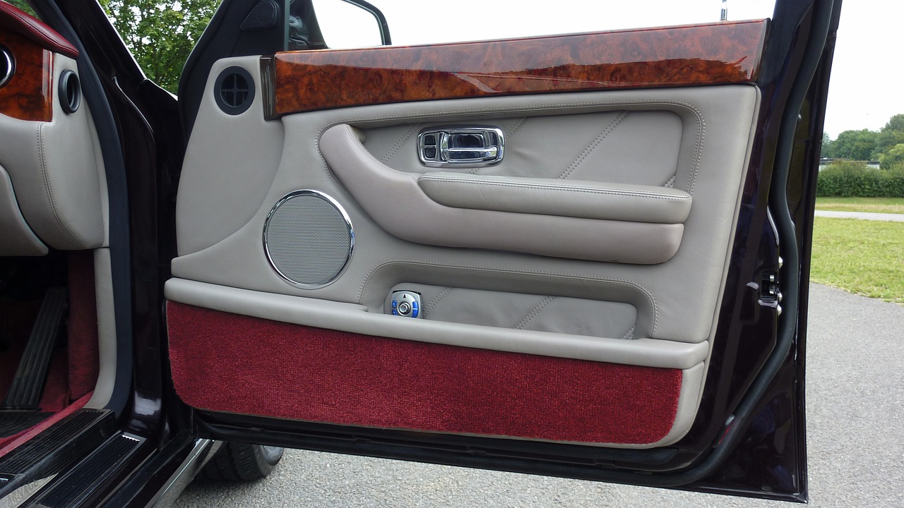 Un ciclista centra lo sportello di un’auto in sosta.