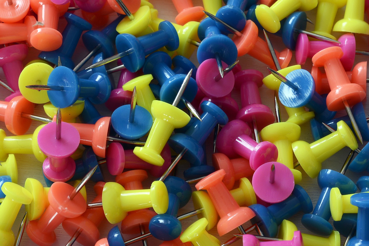 Chiodi sulla ciclabile, pneumatici forati e ciclisti furiosi.