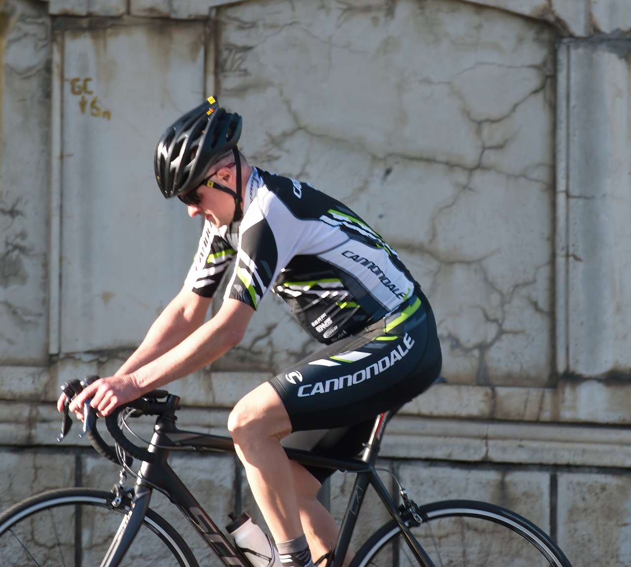 Calendasco, ciclista finisce contro un muro .