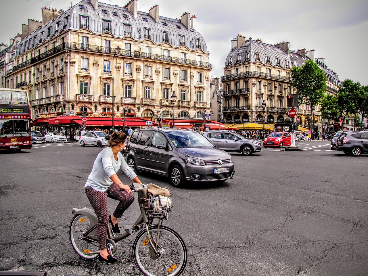 La Nuova Onda di Mobilità a Parigi: Pedalare Supera la Guida