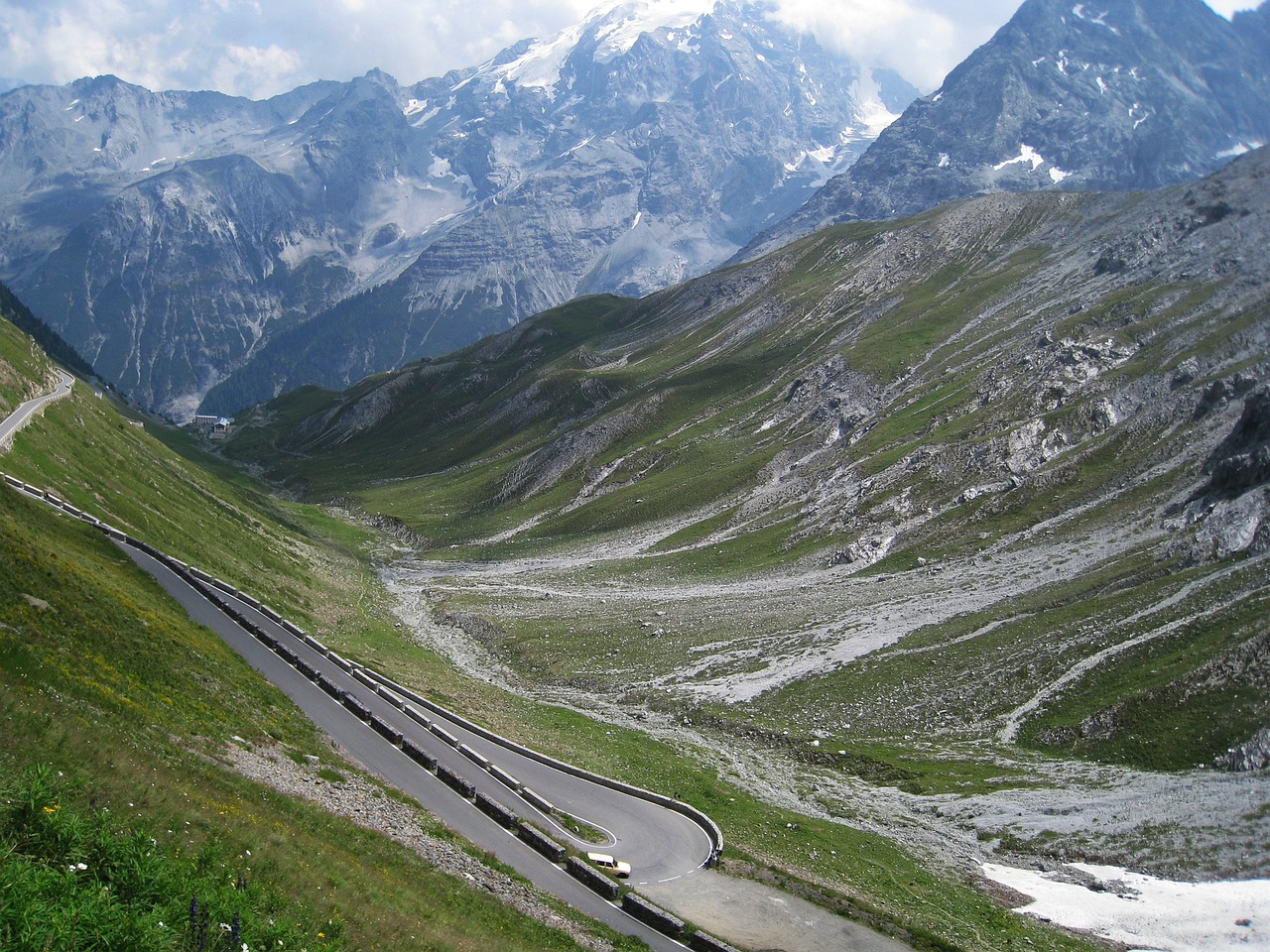 Ciclismo e Natura: Trionfo al Passo dello Stelvio per la Giornata della Bici