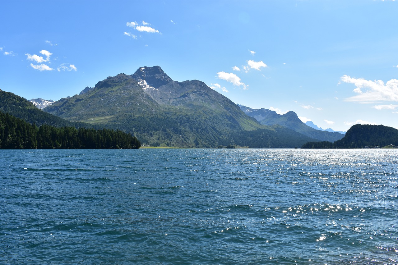 Maloja – La Punt: Un Percorso Cicloturistico Tra Laghi e Villaggi di Montagna