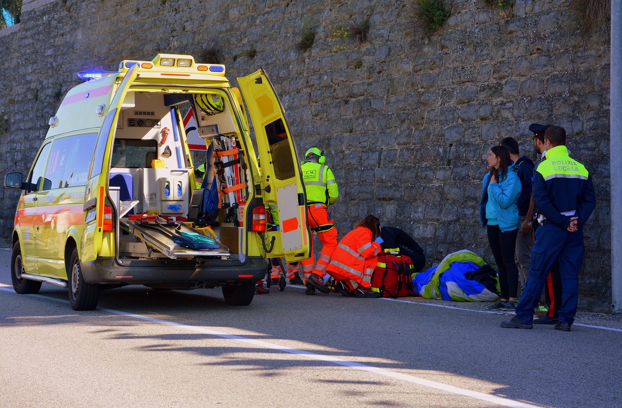 Salerno, tragedia in via Fra’ Generoso: camion perde il carico, ciclisti travolti