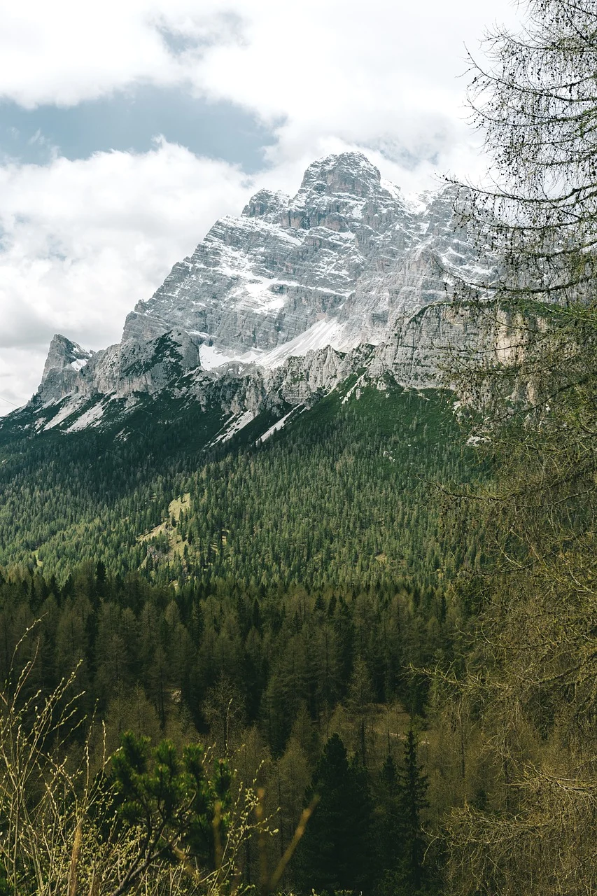 Dolomiti in bici: il giro dei quattro passi, dove la fatica incontra la leggenda.