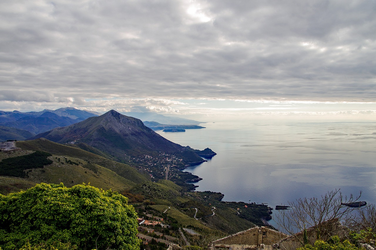 La costa segreta: da Maratea a Trecchina, tra blu marino e curve di montagna