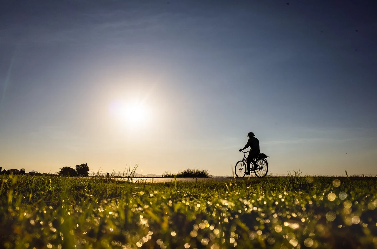 La rinascita del cicloturismo lento in Italia: pedalare come atto di resistenza e scoperta