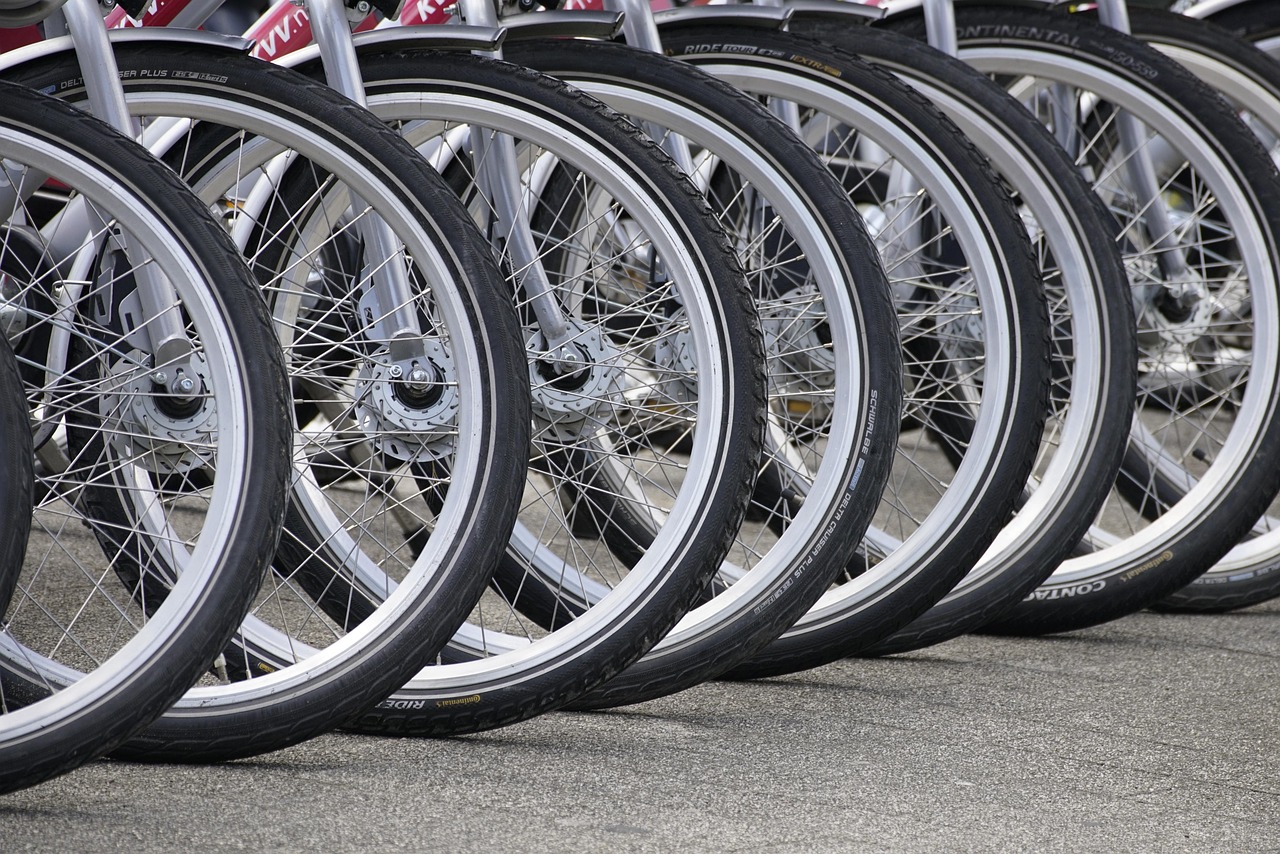 Cresce il cicloturismo in Italia: boom di viaggi lenti e borghi “bike friendly”