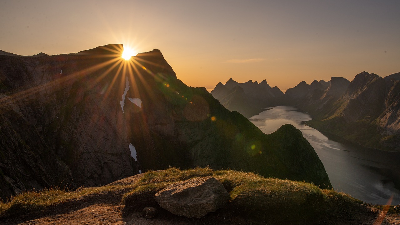 Pedalando tra fiordi e silenzi: il fascino del Nord Europa in bicicletta
